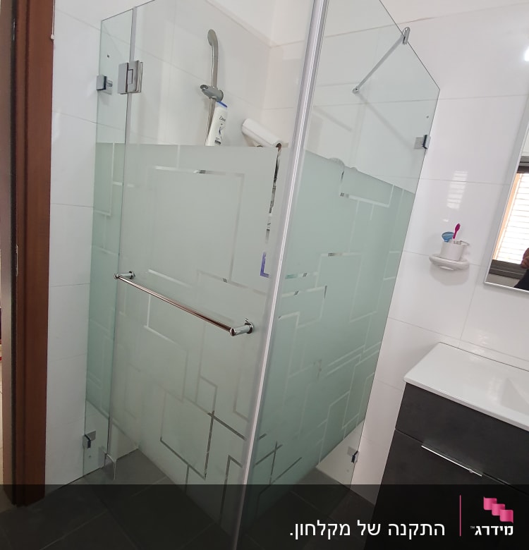 מקלחון זכוכית עם דלת ומקלחת יד